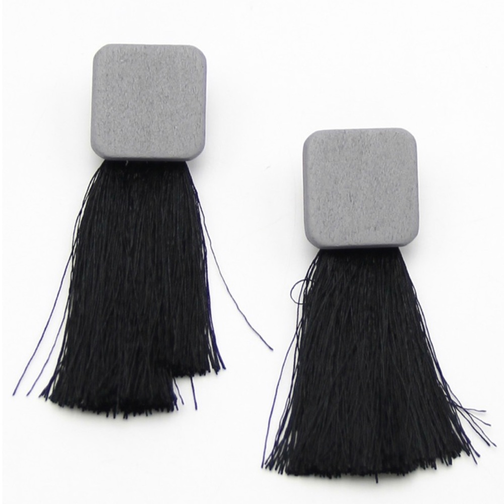 🚨SOLD🚨Tassel Fashion Earrings - Picture 1 of 1
